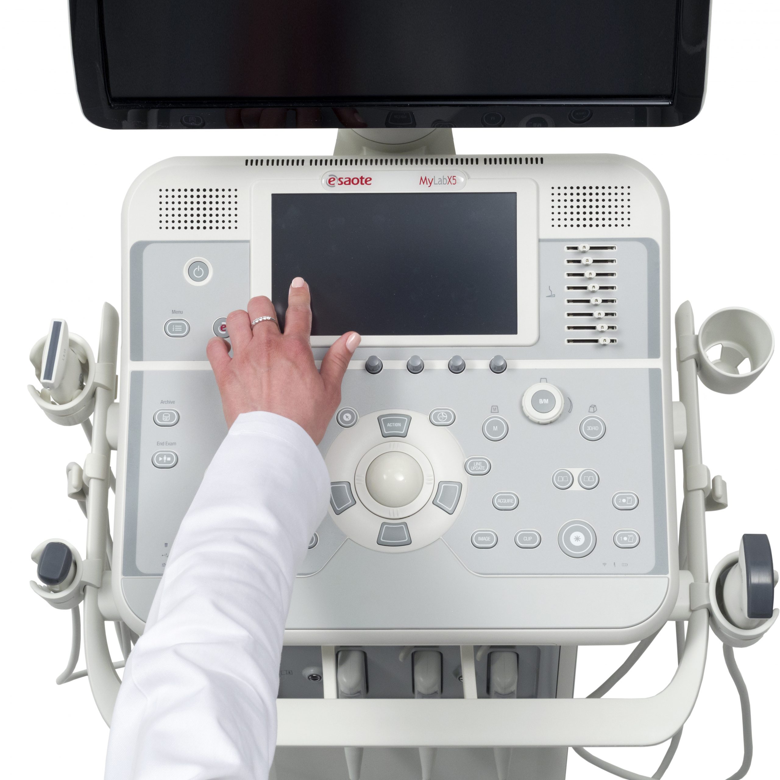 Màn hình cảm ứng lớn 8,9″ cùng các chức năng "Zeroclick" trong tối ưu hóa hình ảnh, Doppler, phân suất tống máu, độ mờ da gáy hay nhịp tim giúp mọi việc trở lên đơn giant, nhanh chóng và dễ dàng.